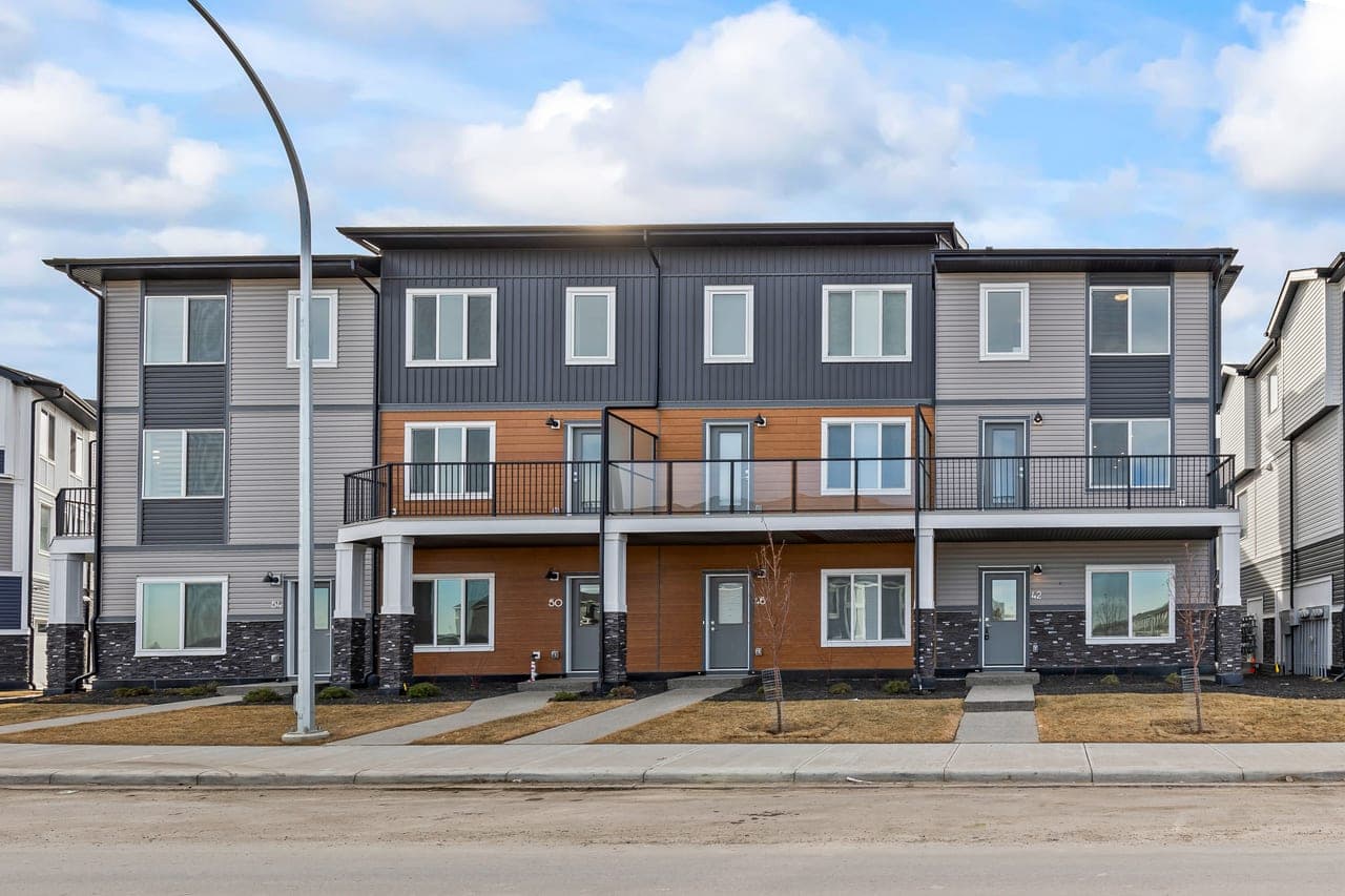 42 Corner Glen Manor NE