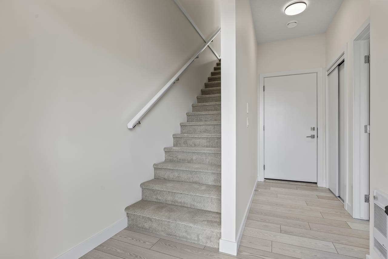 42 Corner Glen Manor NE