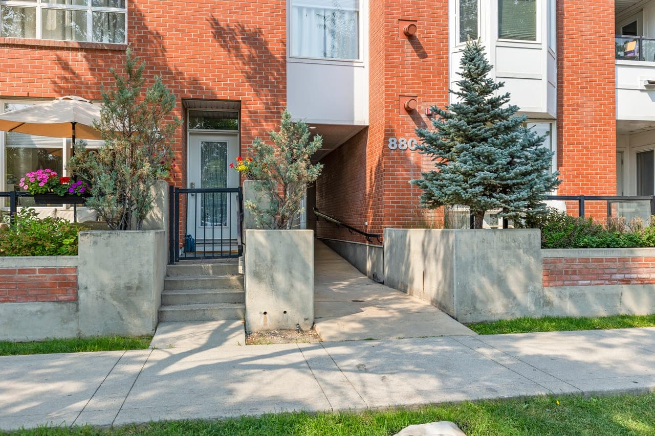 405-880 Centre Ave NE